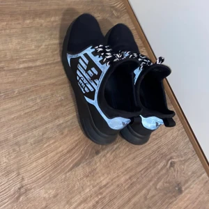 Ea7 skor - Använda 1 gång riktigt bekväma bra dämpning rätt så vattentäta sko storlek 44 men lite små i storleken så om man har sko storlek 43 borde dom passa ny pris 2000