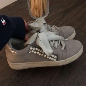 Sneakers - Ett par jättefina sneakers i stl 37, mocka material med sidenband och pärlor på sidan! Från märket Vices