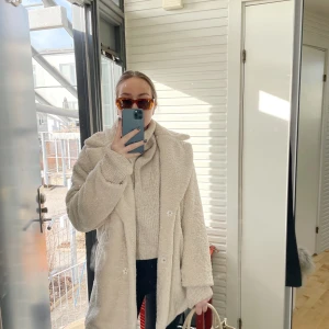 Teddyjacka från H&M - Teddyjacka från H&M i storlek S. Funkar för M också! Krämigt vit. Inga fläckar eller defekter. Fickor på sidan och knappar framtill. Sparsamt använd🤍 Skickar fler bilder om det önskas🙌