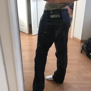 G-star raw jeans - Snygga straight jeans i storlek 30 med midjemått 76. Är lite blåare än på bilden💕 Frakt ingår inte. 