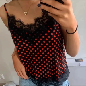 Topp - Skit snygg topp ifrån zara, slutsåld. Stl xs men passar mig som är s/m ❤️