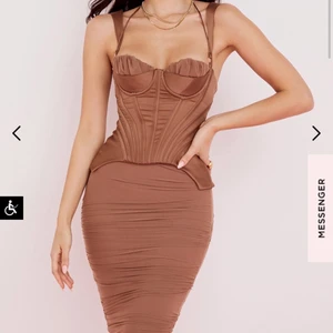House of cb corset dress i färgen brun.  - Helt oanvänd klänning, köpt för 2 månader sedan. Ej använd så den är i nyskick. Köpte den för strax över 1900kr men säljer den för 1000kr. Den är 2/3 stretch och i storlek M. 