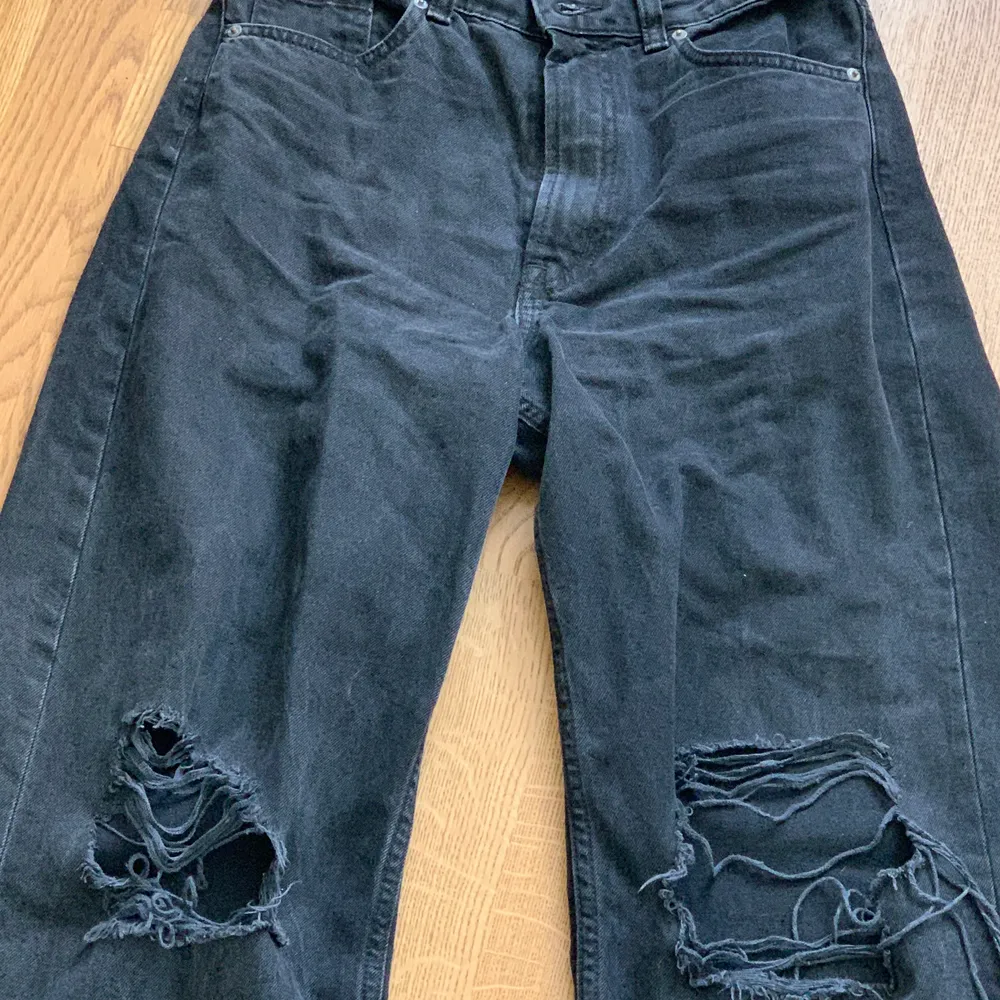 Säljer dessa svarta HM jeans då dem inte kommer till användning. Har haft dem cirka 3 gånger och dem är sparsamt använda. Baggy i stilen och sitter perfekt på mig som är 170😊. Jeans & Byxor.