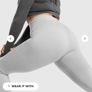 Gymshark tights  - Säljer mina gymshark tights. Dom har ett litet litet hål på knät men de är inget som syns💗