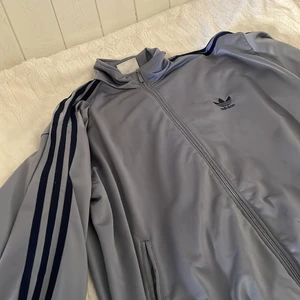 Adidas  - Säljer min adidas kofta, sommar är jätte skön och dessutom super cool, köpt på secondhand 