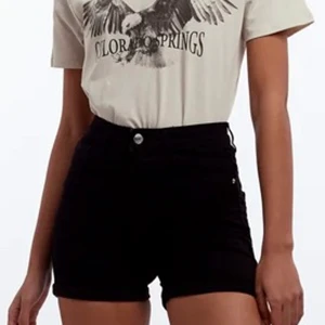 Svarta shorts Gina Tricot - Tajta svarta shorts från Gina tricot i Storlek S. Nypris 279 kr✨. Kontakta vid köp eller funderingar✨