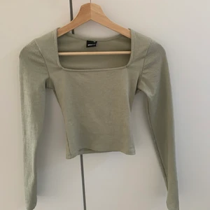En långarmad urringad tröja fårn gina - En xxs urringad pastel grön tröja från Gina kostade 250 när jag köpte finns ej kvar på Gina och har andvänt ungefär 4ggr 