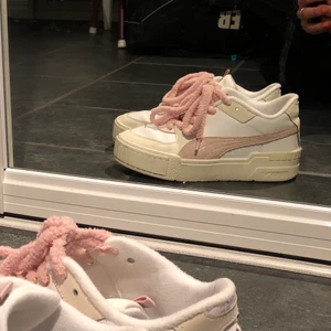 Puma skor  - INTRESSEKOLL på dessa puma skor. De har inga defekter då dom är använda 2 gången. Säljs då jag inte tycker att de var min stil💕 (finns vanliga skosnören i samma färg som kommer med)          Nypris: 979kr