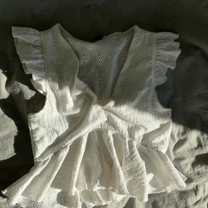 Spets topp - Samma som förra fast vit, dock är den här i storlek M men dom sitter likadant. Frakten ingår inte i priset💞💞💞