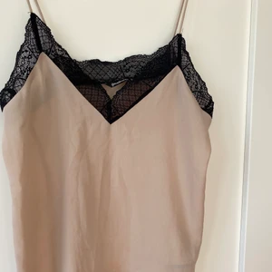 Linne med spets - Supergulligt begiet linne från märket stradivarius, knappt använt. Frakten ingår inte i priset!!💞💞