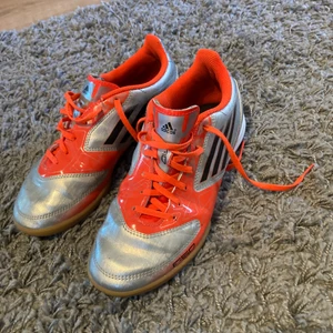 Adidas - Inomhusskor i storlek 35. Sparsamt använda.