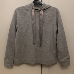 Jättefin hoodie - Hoodie från Kappahl. Aldrig använd. Grå med fina snören