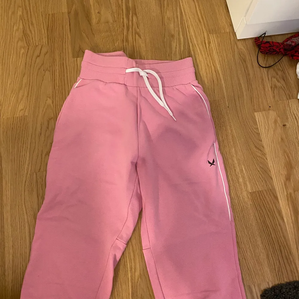 Ett par baby rosa byxor som e jätte fina speciellt på sommaren. Har inte använt dom jätte mycke så dom är i bra skick . Jeans & Byxor.