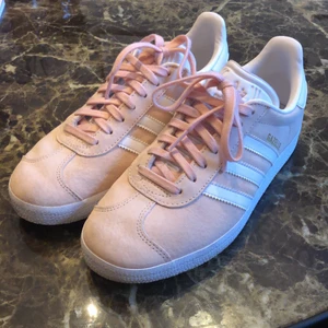 Adidas gazelle - Ljusrosa adidas gazelle sneakers använda ett fåtal gånger, i mycket fint skick