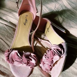 Alley skor - Alley skor i stl 37, aldrig använda.                            Köpta för 350kr (går ej att köpa längre) 