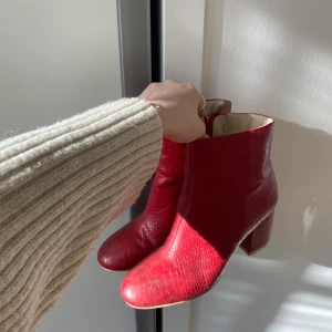 Röda klackar - Röda klackar från NLY Shoes, använda fåtal gånger. Klackhöjden är ca 5 cm.