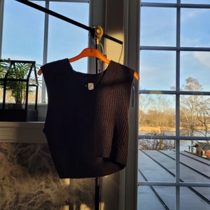 Stickad topp - Söt stickad topp som är perfekt till layering eller bara ha som den är. Sällan använd och i bra skick <3