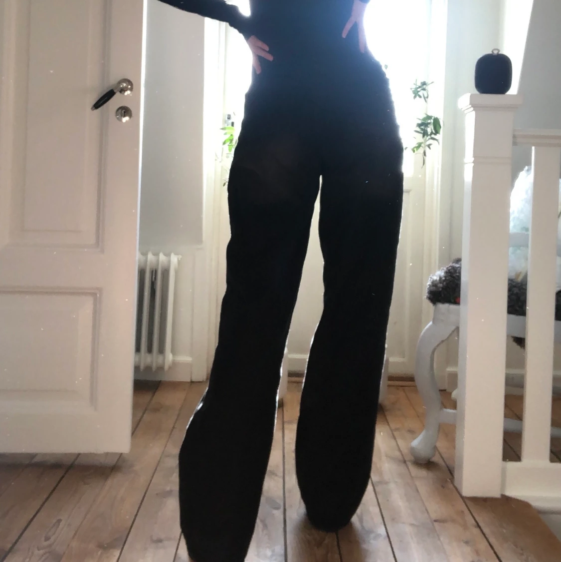 Långa vida svarta byxor med hål i knäna  - 91