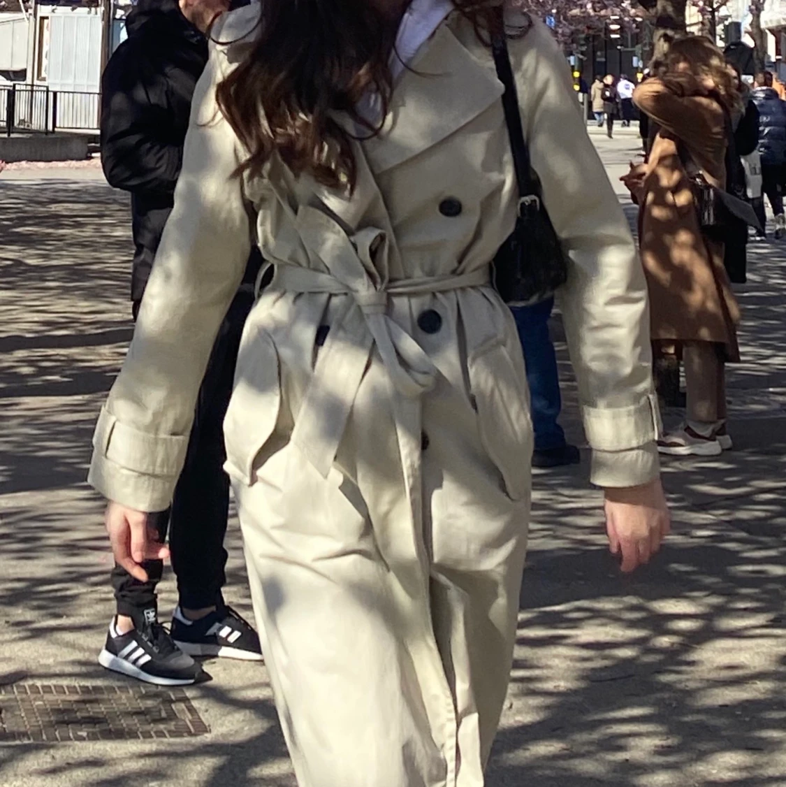 Beige trenchcoat i bomull från HM - 90