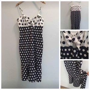 Ny rockabilly pinuppa klänning säljes - Säljer en superfin polkadot, rockabilly, pin up feminin klänning i svart/vit med prickar. Storlek 40/42/medium. Passar även dig som bär large då materialet är väldigt strechigt.  Klänningen har tunna reglerbara axelband, stängs med dragkedja i ryggen och har ett fint fall. Klänningen är ca 118 cm (mätt på plan yta) ifrån axeln och ner.  Klänningen finns i Årsta (120 53) Stockholms län och Klänningen betalas med Swish på plats.  Varmt välkommen 🌷