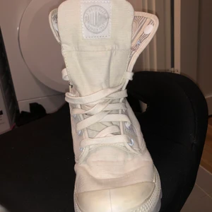 Palladium Skor sneekers  - Endast använda inomhus man kan ha dom höga eller låga,smaksak. Storlek 37