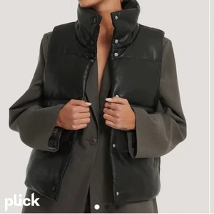 Väst - Säljer nu min skinnväst från NA-KD då den inte längre kommer till användning, endast använd under förra våren✨