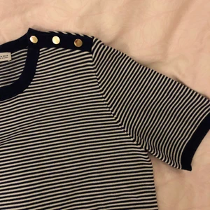 Randig topp - Aldrig använt♥️topp från zara i storlek M. Passar bra till både kjol och jeans. Hör av dig för fler bilder♥️Köparen står för frakt.