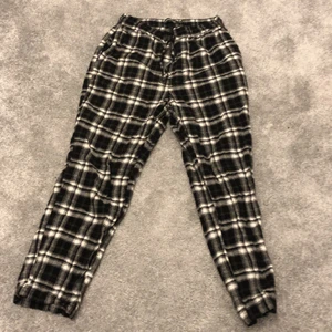 Hejsan säljer ett par pyjamas byxor  - Hej säljer ett par pyjamas byxor från Dressman de är ganska korta men de sitter bra i storleken för mig som är i storlek M så sitter dom bra i storleken men dom är för korta jag är 1,60 och dom är för korta