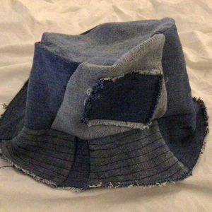 Jean bucket hat - Bucket hat som jag sytt av olika par jeans! 