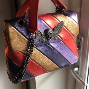 Maxjenny väska - Så cool och populär väska från maxjenny i nyskick, aldrig använd. Väskan är helt slutsåld. Nypris 2500💜buda eller köp direkt för 2400