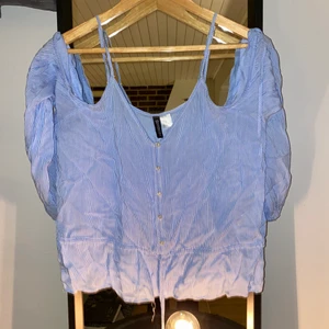 Linne, topp från H&M - Skön tröja att ha på sommaren/ våren. Djur och rökfritt hem, frakt ca 72kr eller mindre. Köpare står för frakt