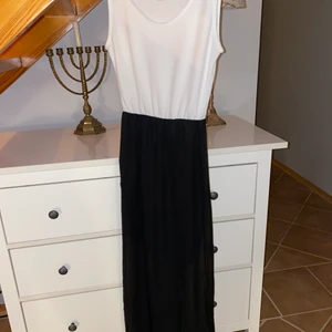 Klänning - Hej säljer nu en supergulliga klänning som aldrig är använd tyvärr:( denna är tlll barn men kan passa som en storlek S också. På sista bilden ser ni en slits i klänningen. Köpte den för några år sedan och vet inte vad det är för märke. Säljaren står för frakten