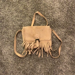 Zara väska - Mocka väska från zara i fint skick. Har fransar och otagbar axelrem⭐️🥰