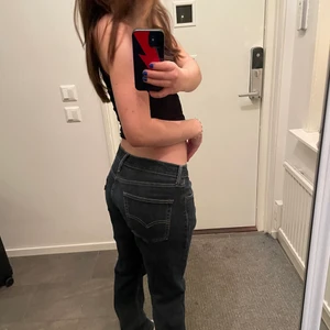 Levi’s jeans  - Extremt fina och trendiga vintage-jeans från Levi’s i modell 511! Passar bra till precis allting🤍 Hör av dig vid intresse!