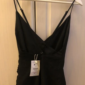 Svart klänning från Bershka storlek: S - Fint skick, aldrig använd (prislappen sitter kvar) säljer pga av att den är för stor:( superfin i ryggen!!✨✨✨ bara å skriva för fler bilder🙃🙃