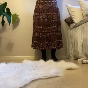 Bohemisk kjol - Lång kjol med bohemiskt tryck från Lindex. Köpt second hand och är i mycket stressigt material. Den är i storlek xs men skulle snarare säga att den är s/m. Frakten kostar 57kr✨ #lindex