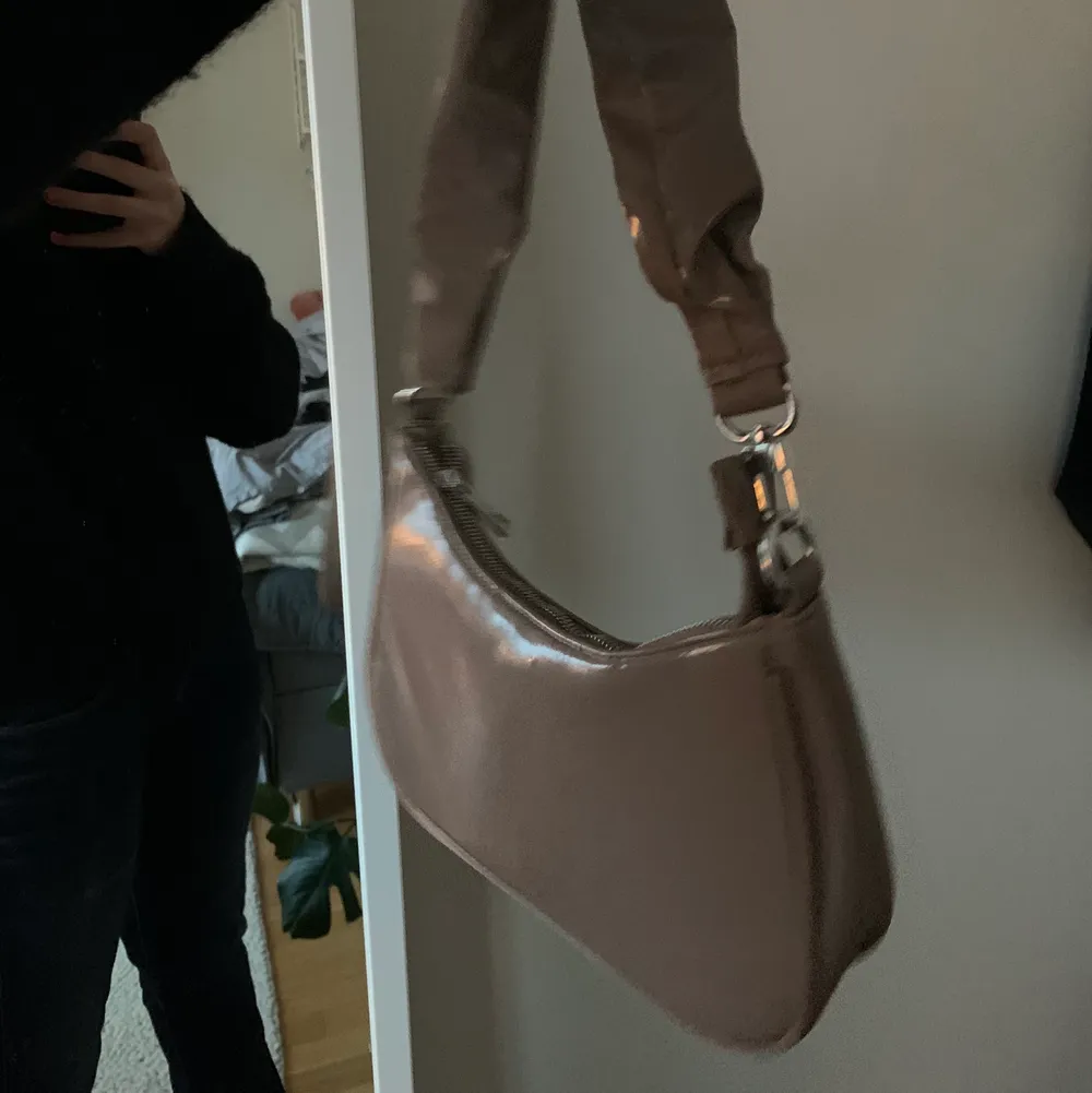 Superfin och trendig brun axelväska från Bik Bok! Passar med det mesta och har ett perfekt utrymme för vad man behöver ha med sig! Kontakta mig vid intresse eller för mer bilder och info💕. Accessoarer.