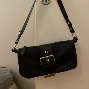 Väska - Säljer en väska då den inte längre kommer till användning. Köpt på weekday 