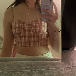 Croptop - Jättefin rosarutig ”croptop” från Boohoo i strl S, banden är justerbara. Aldrig använd, lappen finns kvar. Säljer för 100 kr exkl frakt el bud❤️‍🔥🦋