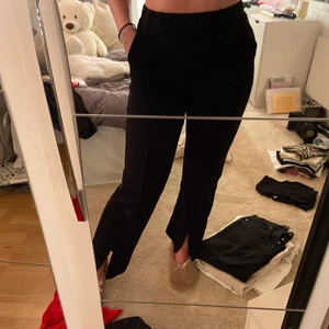Mysiga byxor med slits - Sköna men fina byxor med slits från Gina Tricot i mjukt material. Fickor på sidorna🖤 passar mig bra som är 176!!