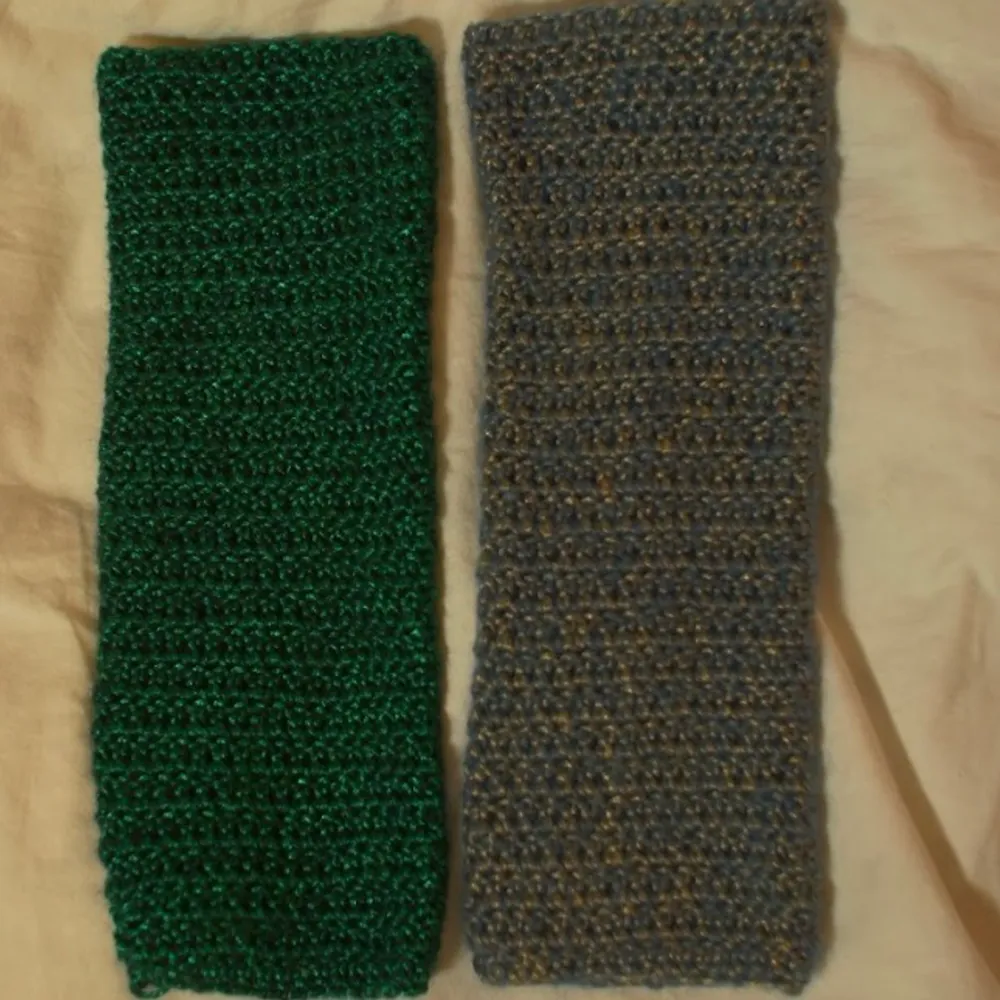 Handledsvärmare i en grön och en blå färg. Båda garnen är metallic 💌 dessa bärs långa och passar alla!! Unisex!! . Accessoarer.