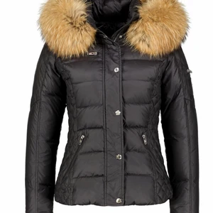 Rockandblue jacka kort modell  - Säljer nu min älskade rockandblue jacka i kort modell, då jag inte har användning för den mer och behöver pengarna⚡️ Jackan är i fint skick!🤩 buda från 1500kr eller köp direkt för 2500📌 pälsen är äkta och är avtagbar🥰 skriv privat för bilder❤️ köpare står för frakt och väljer själv om det ska vara spårbart☺️