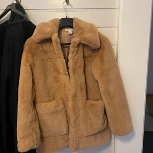 Superfluffig jacka från HM!  - Säljer denna supermysiga jacka från hm då jag inte använder den. Det ör bokstavligen det mysigaste materialet jag känt på och värmer superbra. Storlek 34 men passar mig som vill ha den 36-38!