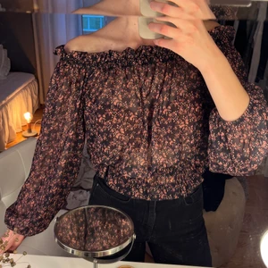 Blus i mesh med blommor  - Fint skick, meshmaterial, off shoulder men går även att ha över axlarna 