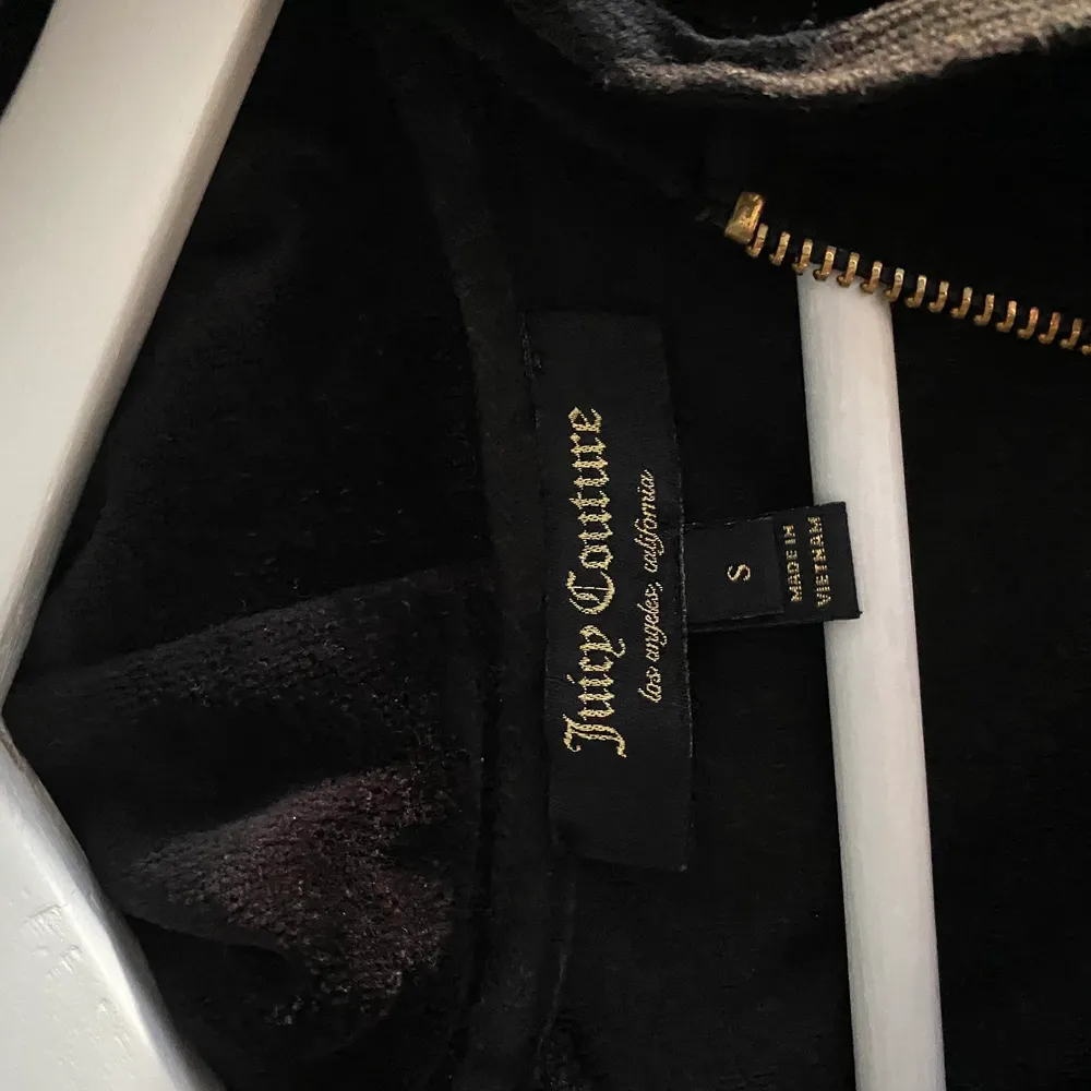 Säljer nästan helt ny juicy couture tröja! Köpt för 1100kr på Raglady🤩 den är i svart färg och storlek S. Tröjor & Koftor.