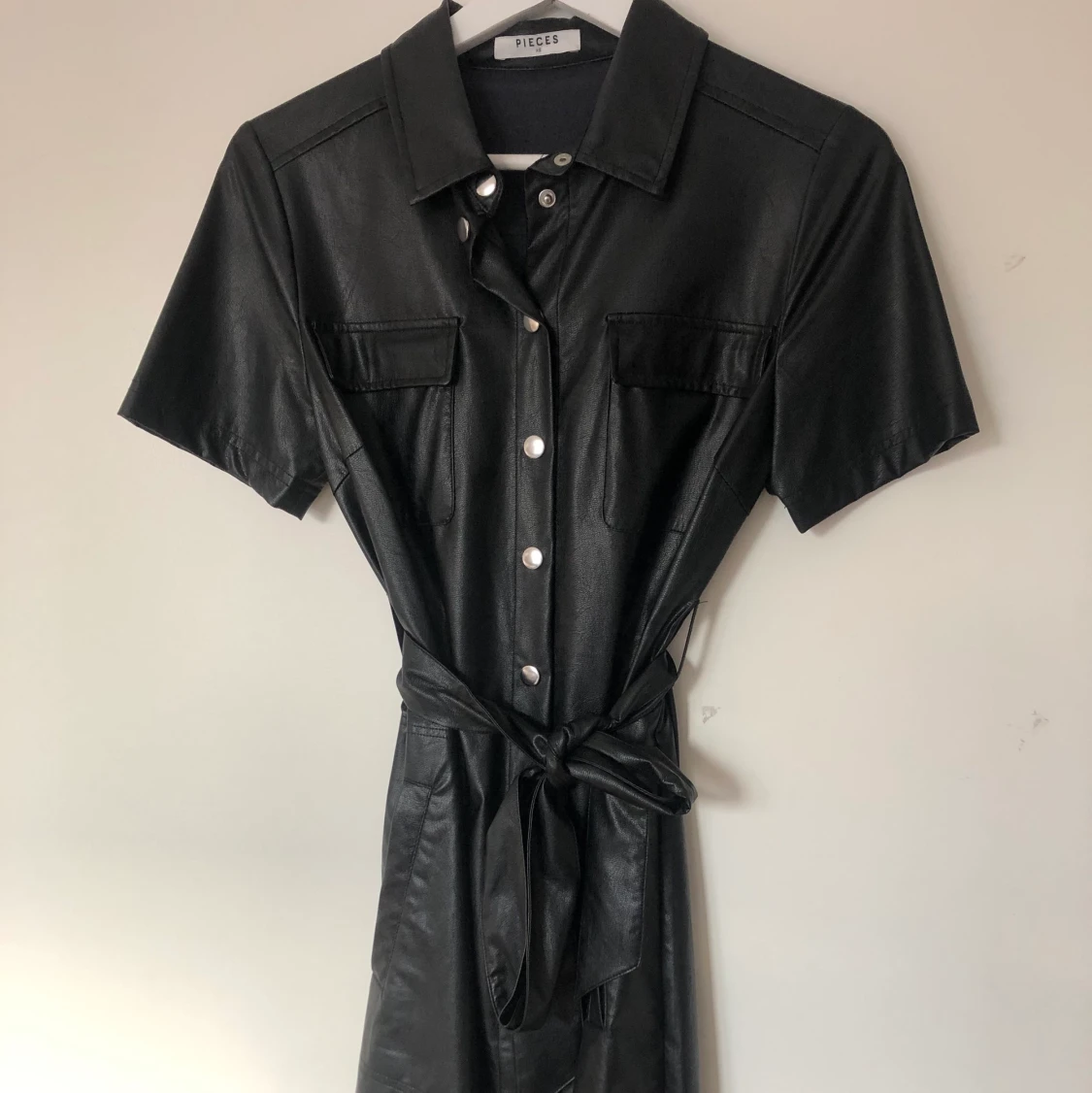 Klänning i fakeskinn