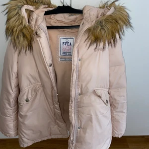 Svea  - Säljer min jättefina Svea vinterjacka! Då den inte passar mig längre och att den inte är min typ av jacka. Färgen på denna jackan är ljus rosa. Storleken på denna jackan är S och även Xs. Om du vill ha mer bilder på denna jackan så kan du bara kontakta mig :) Jag köpte denna jackan för 800 kr men säljer denna för en billigare pris. 