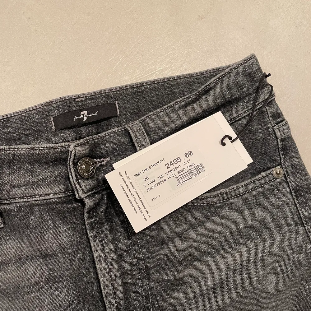 Jag säljer mina assnygga low waisted jeans från Seven. Prislappen är kvar och jag har aldrig använt! Jag köpte de på NK för ca 1 månad sen, för 2495 kr. Jag säljer de för 1000 kr! 🥰 . Jeans & Byxor.