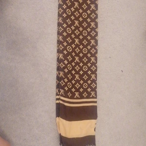 Lv halsduk - Jag säljer min lv halsdug använd ca 3-4 gånger ganska ny inget fel med den. 