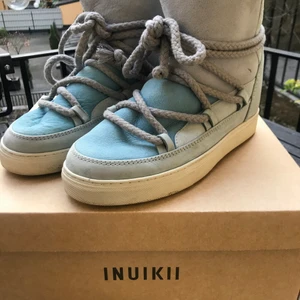 Ljusblå INUKII strl 38 - Jag säljer ett par unika ljusblå inuikiis som är svåra att få tag på.. Knappt använda då jag råkade köpa en för lite storlek. 950  kr+frakt. Original låda medföljer. Skriv för fler bilder!